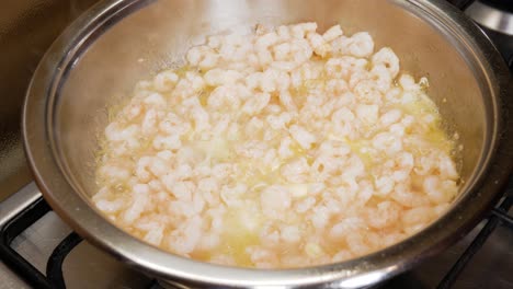 Camarones-Pequeños-Frescos-Cocinados-Con-Salsa-De-Mantequilla-En-Una-Olla-Caliente-Plateada