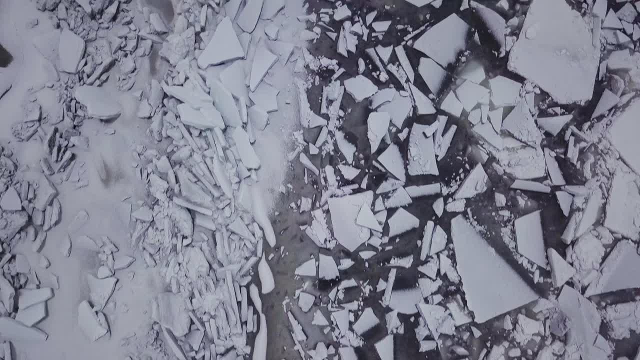 drone volando sobre trozos de hielo en un río nevado en connecticut durante una tormenta de invierno