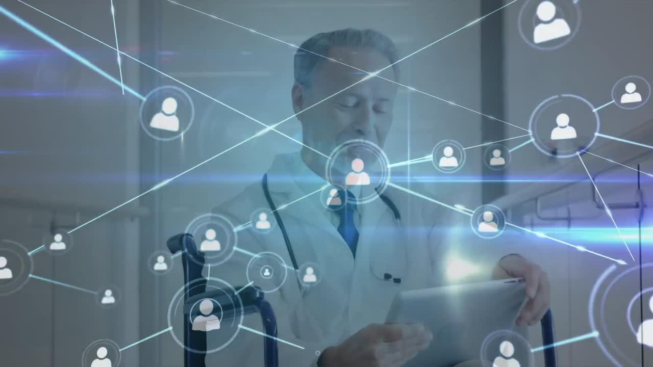 анимация значков профиля, взаимосвязанных с линиями над мужчиной кавказским врачом с помощью планшетного компьютера