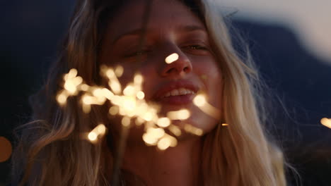 retrato de una mujer feliz jugando con bengalas celebrando la víspera de año nuevo disfrutando de la celebración del día de la independencia al atardecer