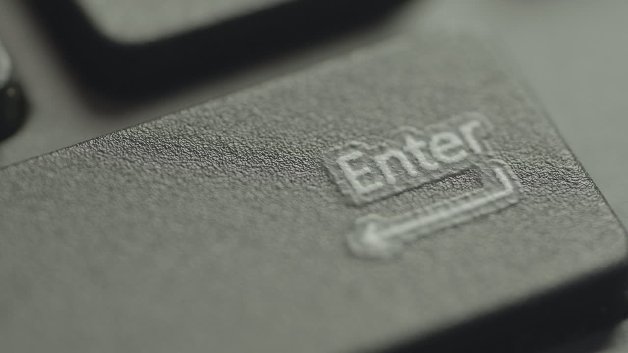 cerrar el botón con el dedo presionando enter en el teclado de la computadora. canada