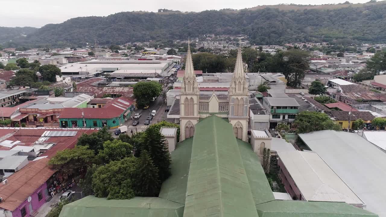 exterior de la parroquia nuestra señora del carmen en santa tecla, el salvador - toma aérea de drones