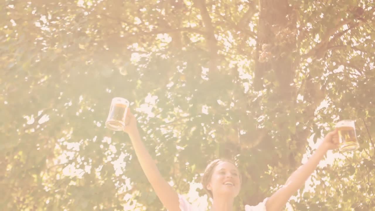 공원에서 환호하는 행복한 친구 그룹