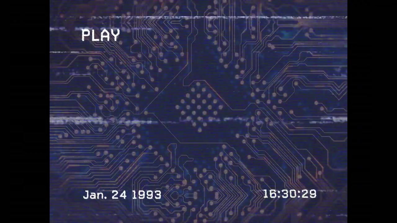 Sur une superposition "PLAY", l'horodatage avance tandis que des bandes statiques fluctuent sur un circuit imprimé (PCB) simulant des interférences.