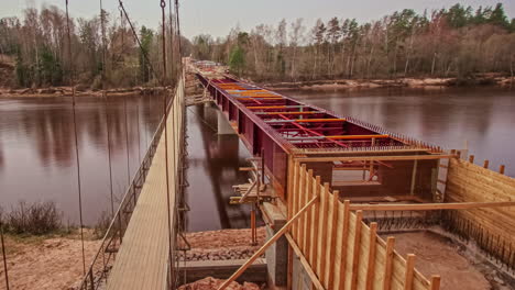 lapso de tiempo de la construcción de un puente en un río durante el cambio de estaciones