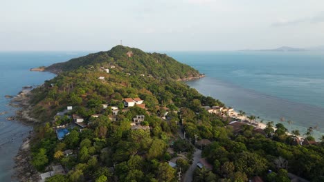 Hermoso-Vuelo-Sobre-Una-Península-Tropical-Con-Playa-Al-Atardecer