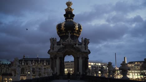 Junge-Frau-In-Einem-Schwarzen-Mantel,-Die-Auf-Einer-Terrasse-Steht