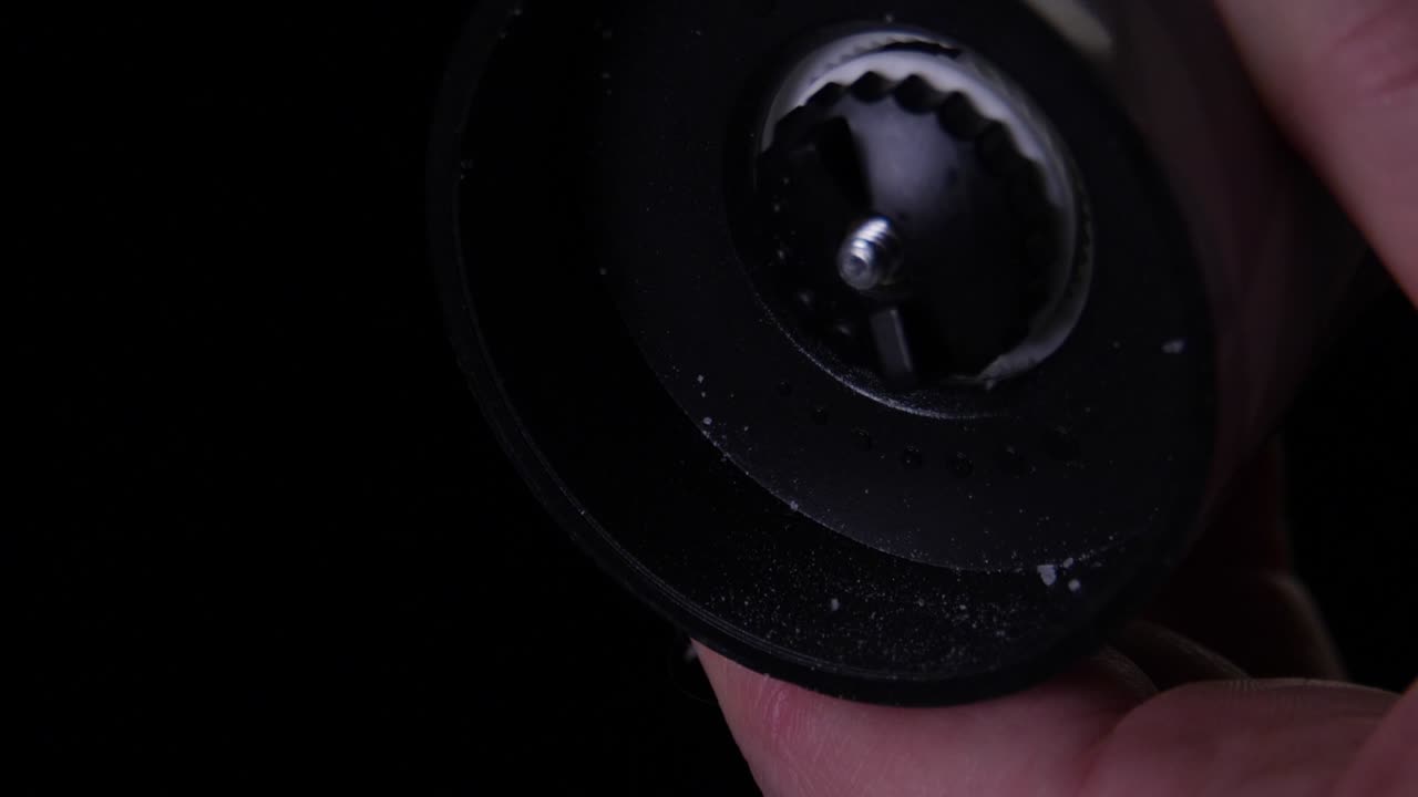 슬로우 모션으로 떨어지는 것을 보면서 소금을 갈고 있습니다.