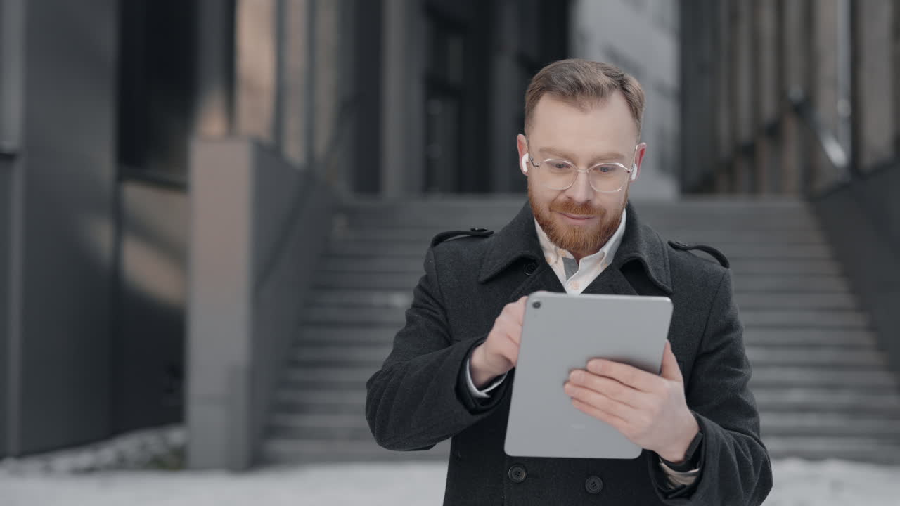 человек, использующий планшет на открытом воздухе