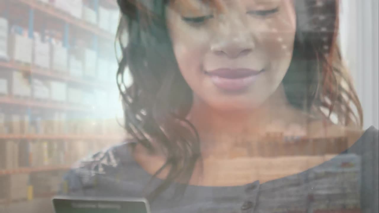 사회적 거리를 유지하는 백인 여성이 온라인에서 구매하고 있습니다.