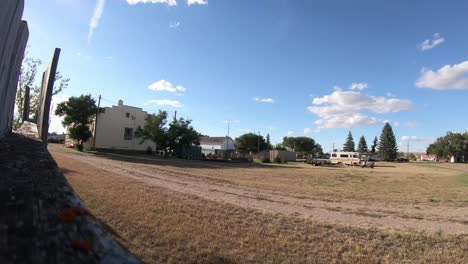 Timelapse---Gente-Trabajando-En-Un-Jardín-En-Un-Día-Soleado-En-Un-Pequeño-Pueblo