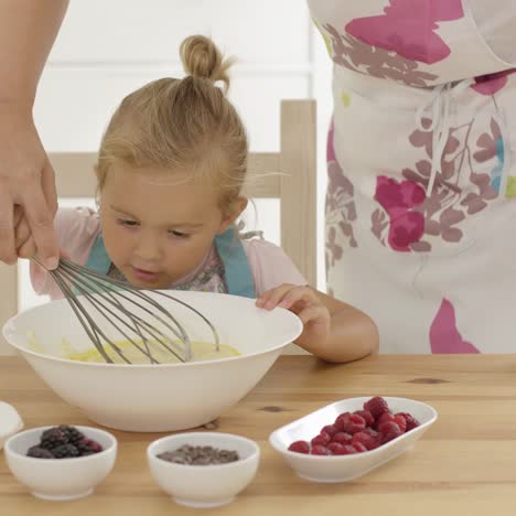 niña horneando con su madre