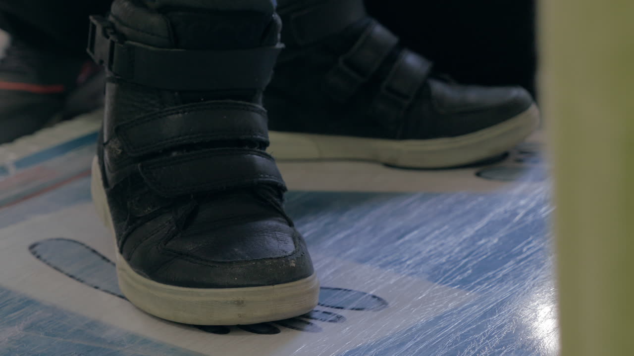 niño con los pies en el juego de ejercicio