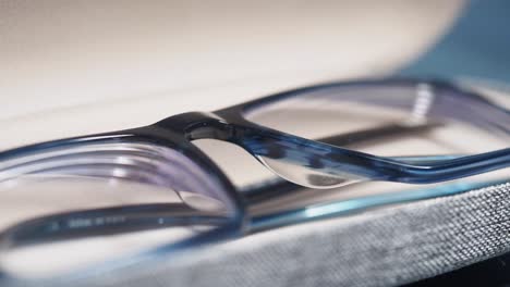 primer plano de gafas en un estuche