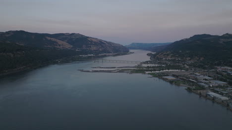 Drohnenantenne-Von-Hood-River,-Oregon-An-Einem-Sommerabend