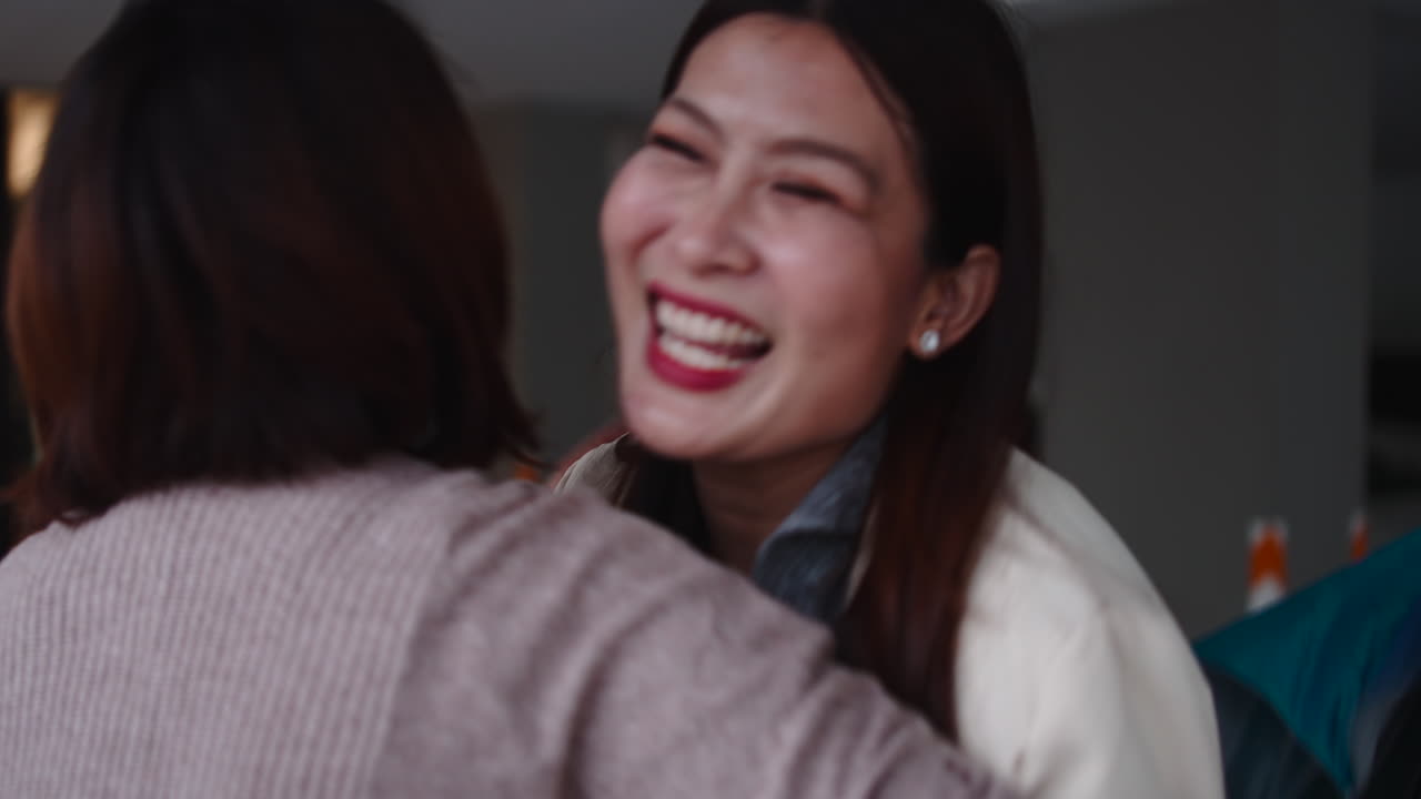 실내에서 웃으며 대화하는 여성들