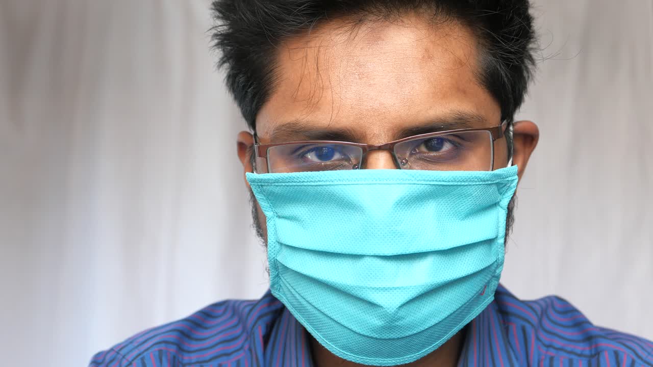 얼굴 마스크와 안경을 쓴 남자