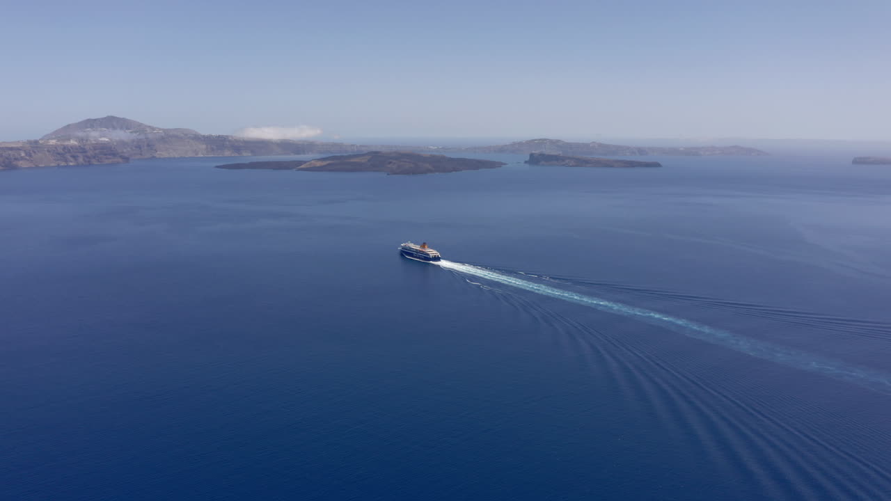 공중:화창한 날 그리스 산토리니로 가는 페리 보트 한 척