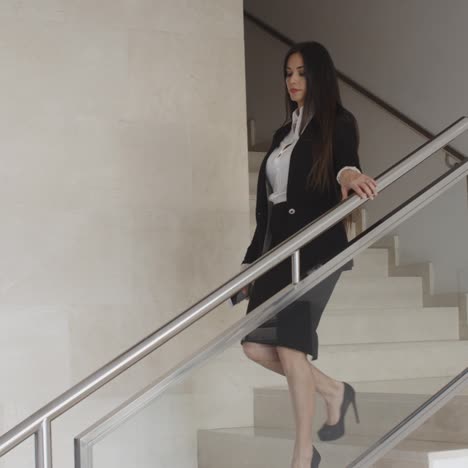 Stylish-confident-businesswoman-walking-indoors