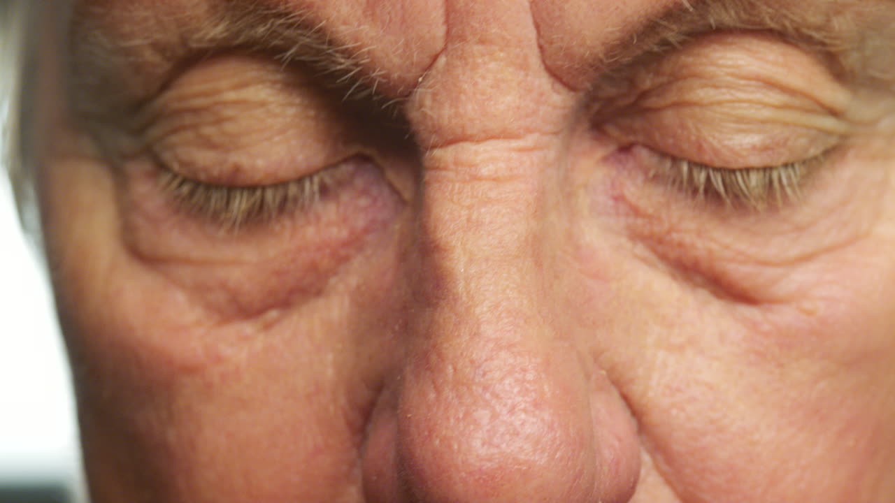 primer plano de una persona que experimenta molestias faciales