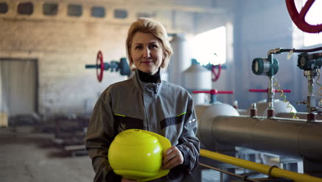 Blonde-Frau-In-Der-Fabrik