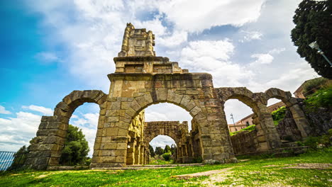 El-Lapso-De-Tiempo-De-La-Nube-En-Movimiento-Del-Antiguo-Teatro-Griego-Tinadri-En-Italia-Muestra-Las-Ruinas-De-Un-Edificio-Histórico