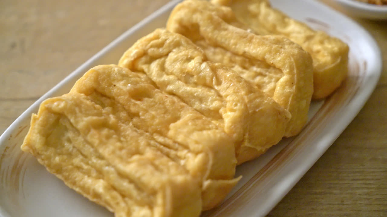 소스를 곁들인 튀긴 두부-비건 채식 및 채식 음식 스타일