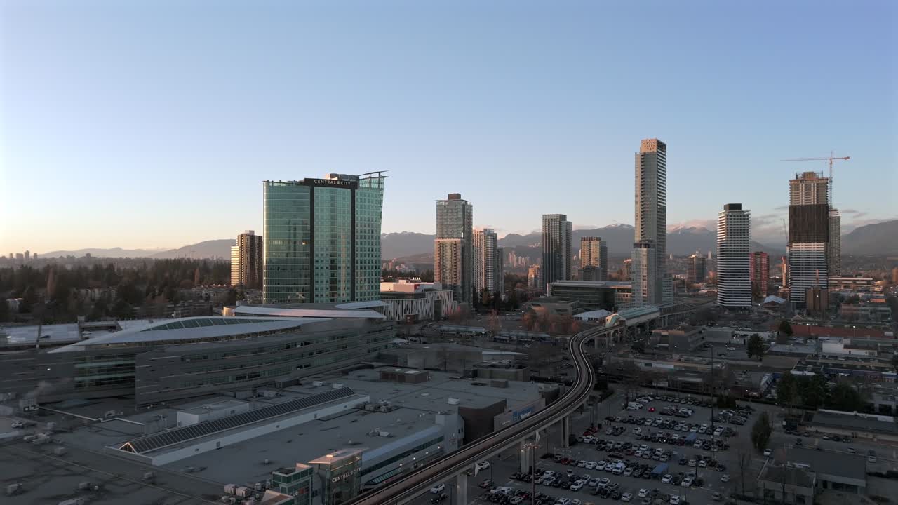 Veduta aerea dello skyline nel centro di Surrey, Columbia Britannica, Canada.