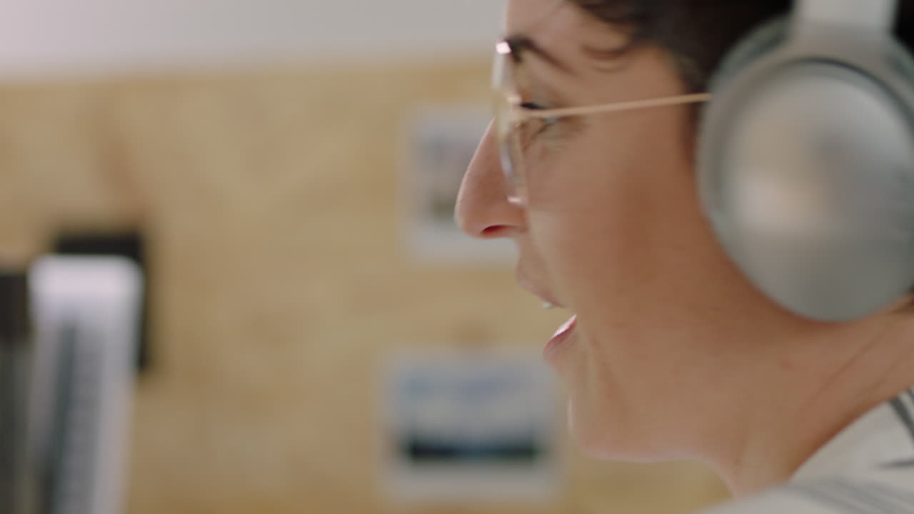 컴퓨터 화면에서 비디오 채팅을 사용하는 백인 사업가 기업 관리자 아이디어를 브레인스토밍 개발 아이디어를 공유 사무실에서 온라인 커뮤니케이션을 논의 컨퍼런스 콜