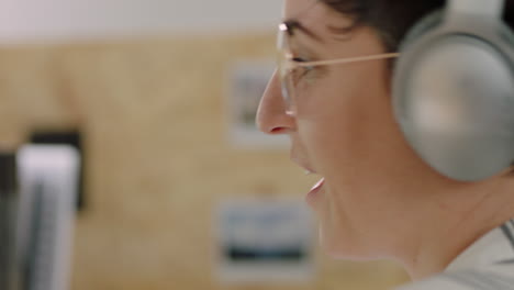 mujer de negocios caucásica usando video chat en la pantalla de la computadora gerente corporativo haciendo lluvia de ideas compartiendo ideas de desarrollo discutiendo la comunicación en línea en la oficina llamada de conferencia