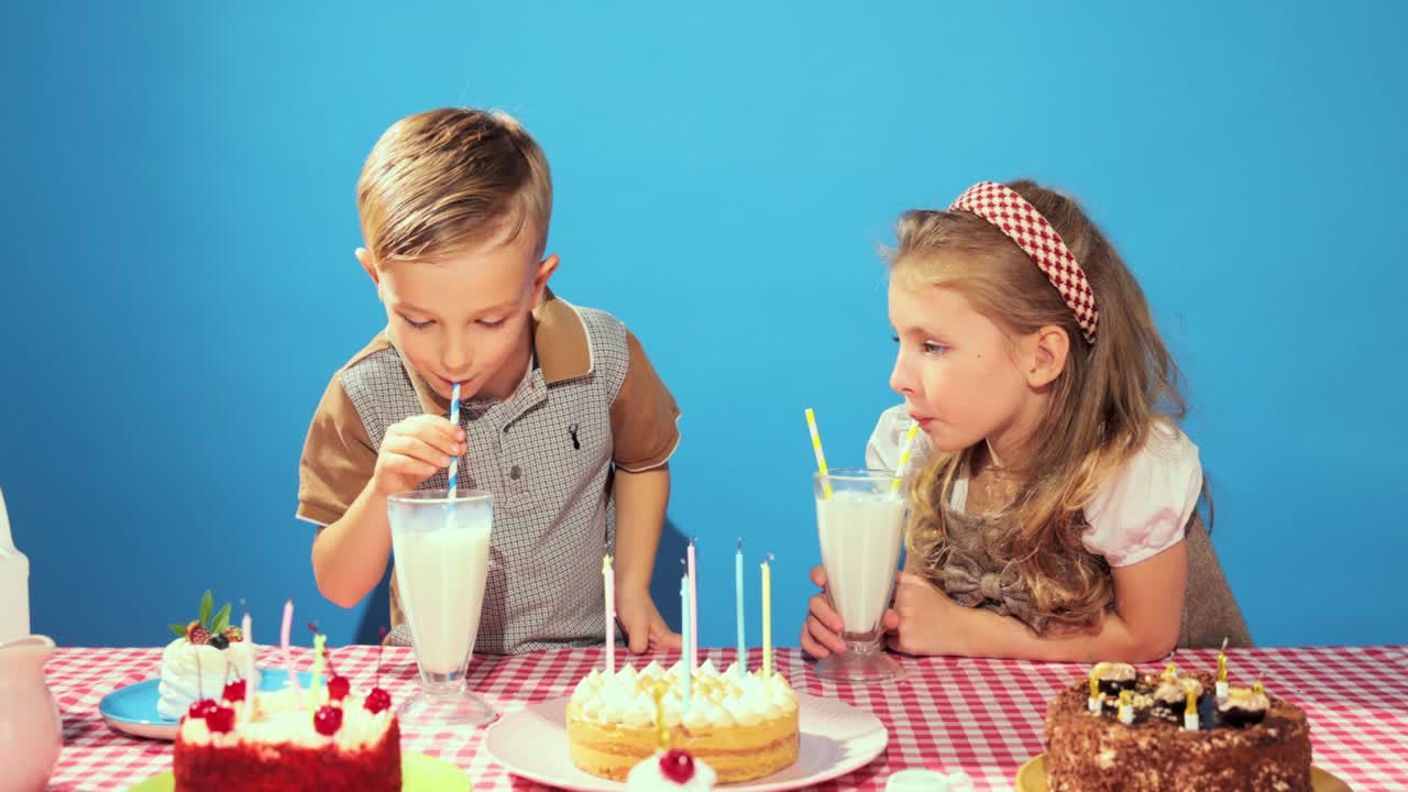 niños celebrando un cumpleaños