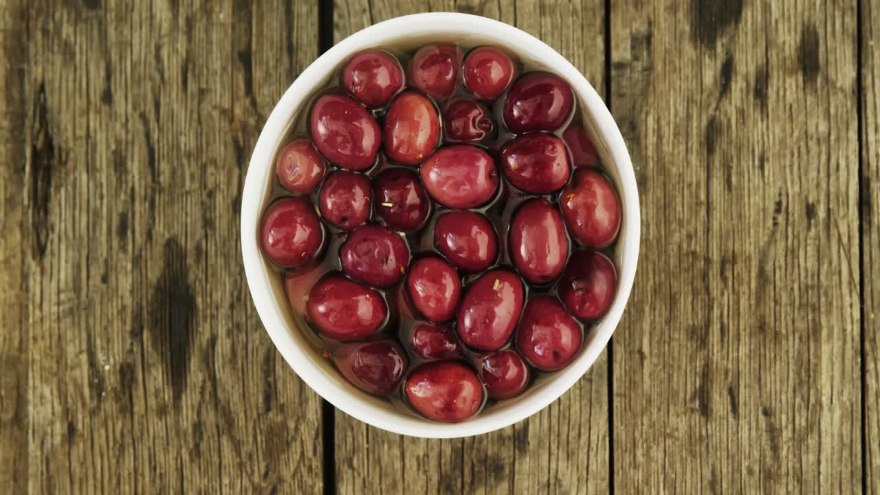 aceitunas rojas marinadas en aceite