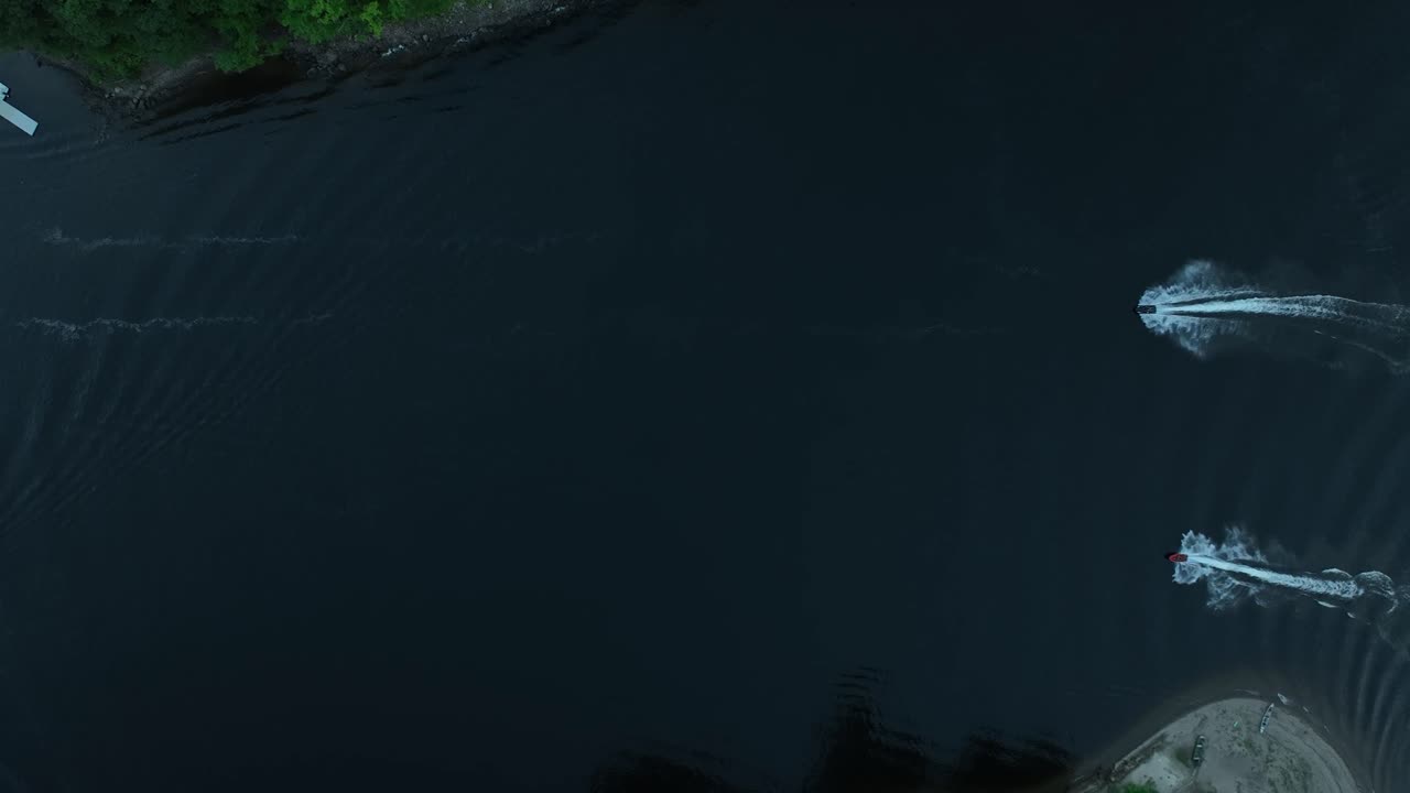 водные лыжи - воздушный вид людей на водных лыжах в реке