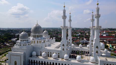 vista aérea del antiguo templo del jeque zayed con fachada blanca en el centro de java, indonesia