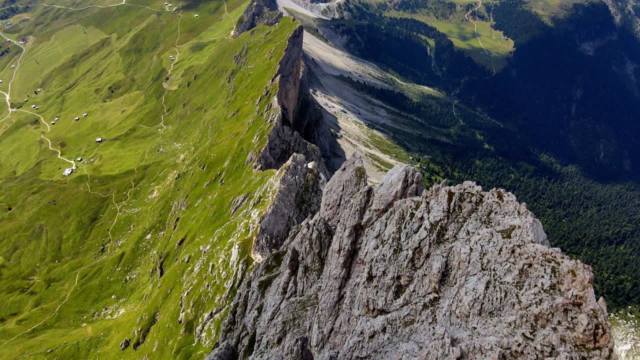 vistas aéreas con drones de la cordillera de seceda patrimonio mundial de la unesco en los dolomitas, italia