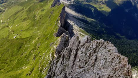 Vistas-Aéreas-Con-Drones-De-La-Cordillera-De-Seceda-Patrimonio-Mundial-De-La-Unesco-En-Los-Dolomitas,-Italia