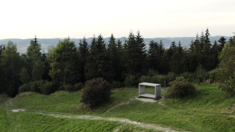 Expulsión-Aérea-Del-Mirador-Pozorovatelna-Durch-Por-Bosque,-Rep.-Checa