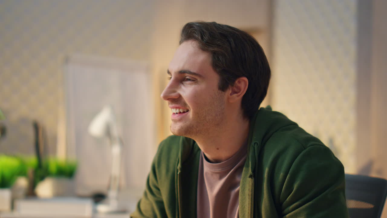 un tipo feliz mirando una computadora en la oficina de primer plano. un artista comparando muestras de color.