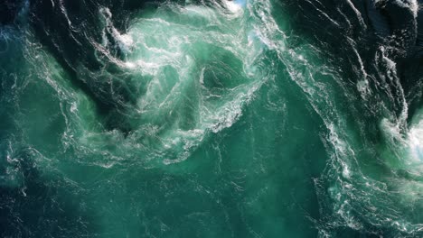las olas azules de agua del río y el mar se encuentran durante la marea alta y la marea baja.