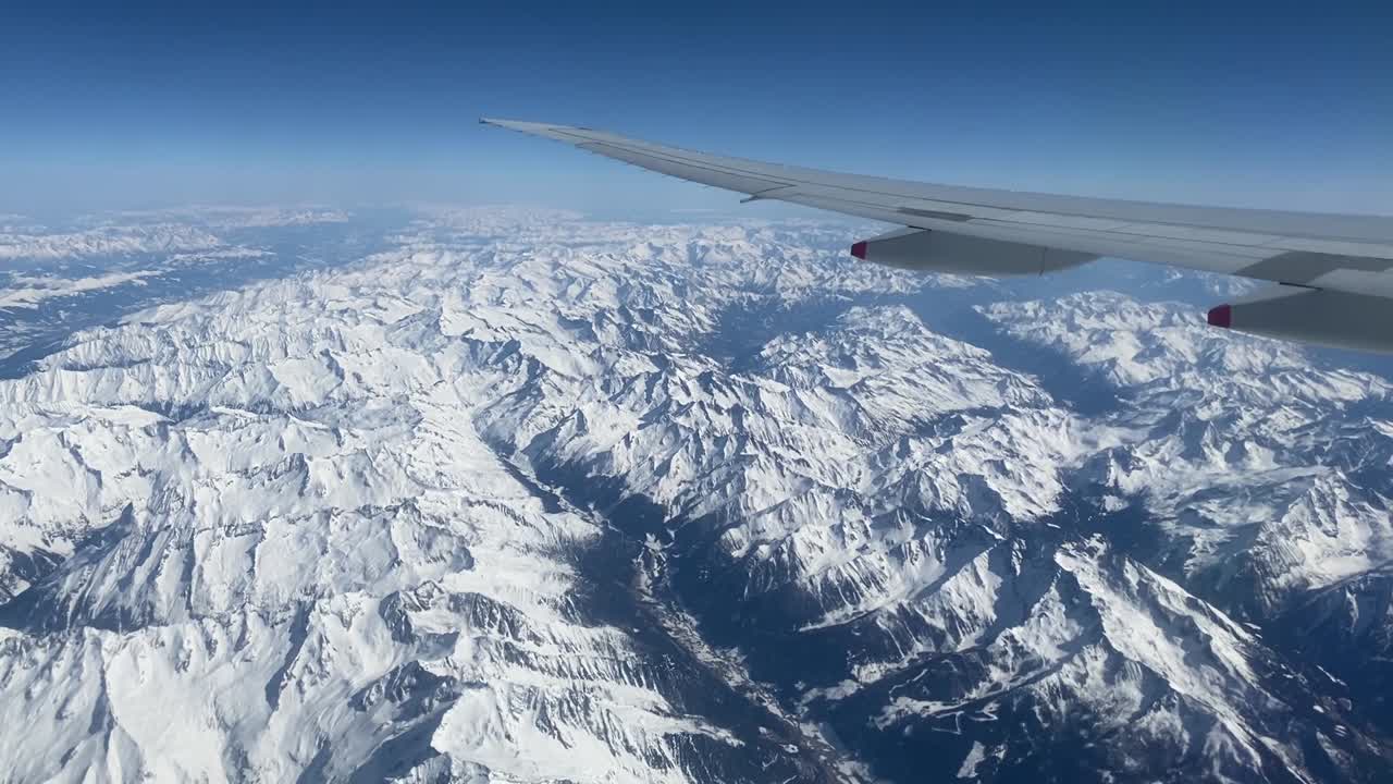 vista desde un avión sobre las montañas nevadas de china