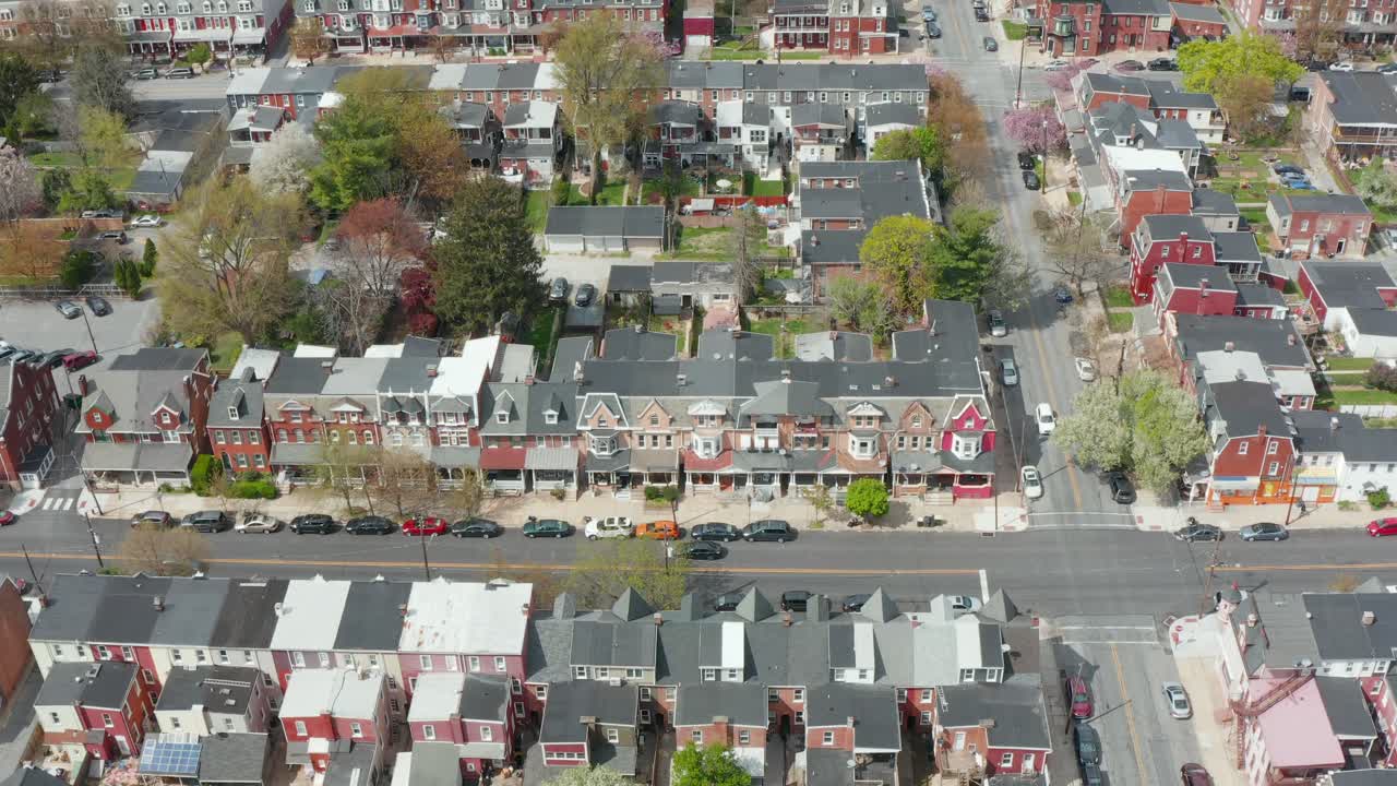 공중 틸트 업은 미국의 주거용 도시 주택 지구를 보여줍니다.