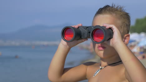 Kind-Erkundet-Das-Meer-Mit-Einem-Fernglas