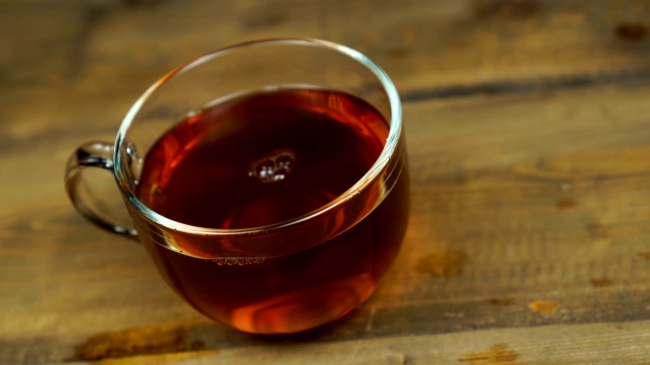 달한 차 컵의 뜨거운 차를 으세요.