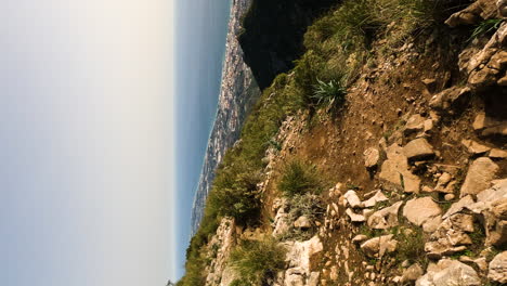 Toma-Vertical-De-4k-De-Un-Camino-Rocoso-En-Una-Montaña