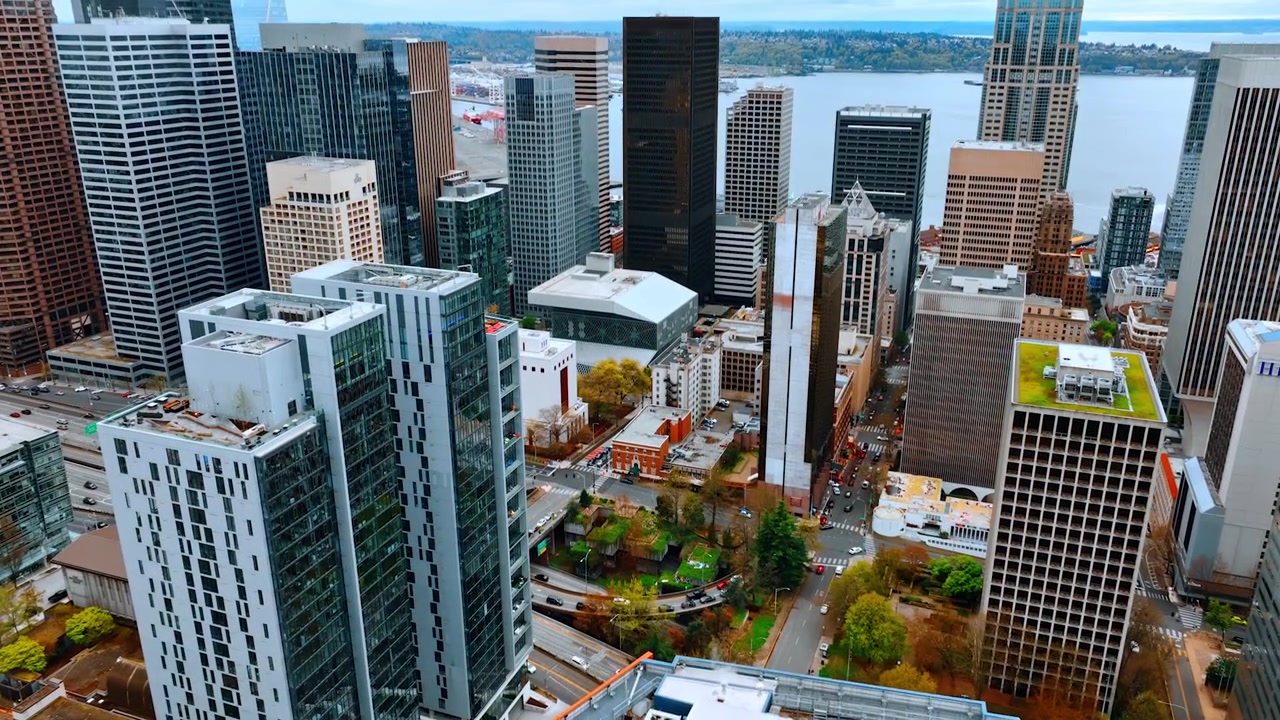 Scendi tra i bellissimi e moderni grattacieli nel centro di Seattle, Washington, USA. Centro città vivace con traffico intenso. Vista dall'alto