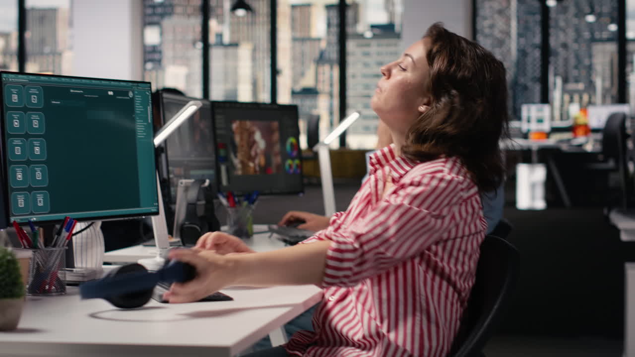 Fokuseret kvinde, der arbejder på computer i moderne kontor