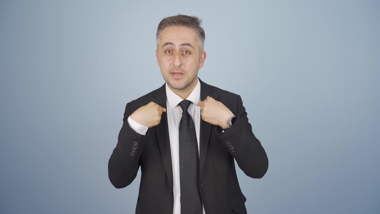 비즈니스맨이 카메라 앞에서 동기부여 연설을 하고 있습니다.