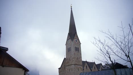 Clip-Filmado-En-Europa-En-Austria-Desde-Un-Pueblo-Llamado-Hallstatt-Que-Está-Junto-A-Un-Lago