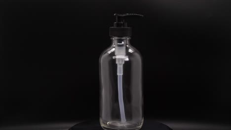 vista de cerca de una botella de loción vacía girando lentamente en un centro, todavía disparado
