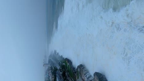 Huracán-Beryl-Golpeando-La-Costa-De-La-República-Dominicana,-Plataforma-Rodante-Vertical-De-Drones-En